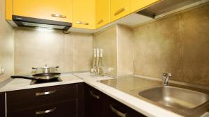 kuchnia ze zlewem i blatem w obiekcie Todo apartements w Durrës +37 zdjęć