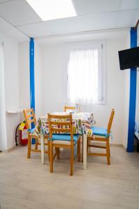 科馬基奧的住宿－Residence Eden，一间带桌子和两把椅子的用餐室