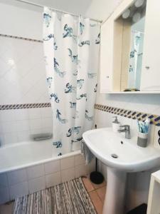 een badkamer met een wastafel en een douchegordijn bij Apartamento Shakespeare in Los Cristianos LD118 in Los Cristianos