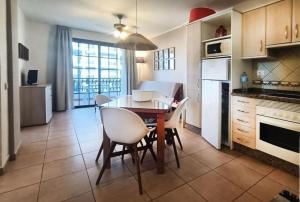 een keuken en eetkamer met een tafel en stoelen bij Apartamento Shakespeare in Los Cristianos LD118 in Los Cristianos