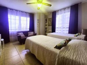 een slaapkamer met 2 bedden en een plafondventilator bij Apartamento Shakespeare in Los Cristianos LD118 in Los Cristianos
