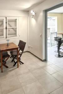 uma sala de jantar com uma mesa e uma cadeira em Appartement d'une chambre avec terrasse amenagee a Le Vauclin a 3 km de la plage em Le Vauclin