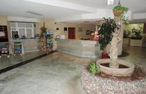 eine Lobby mit einem Brunnen in der Mitte eines Gebäudes in der Unterkunft Amplio estudio Golf del Sur GP115 in San Miguel de Abona