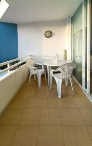 een keuken met een tafel en stoelen in een kamer bij Amplio estudio Golf del Sur in San Miguel de Abona