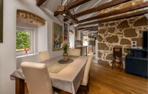 Χώρος καθιστικού στο Gorgeous Home In Rijeka With Kitchen
