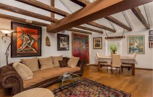 Χώρος καθιστικού στο Gorgeous Home In Rijeka With Kitchen