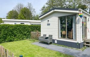 heinkenszandにある2 Bedroom Amazing Home In Heinkenszandの小さな白いコテージ(中庭にベンチ付)
