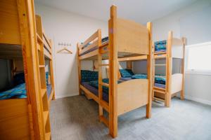 Zimmer mit 3 Etagenbetten in einem Hostel in der Unterkunft Rowardennan Youth Hostel in Rowardennan