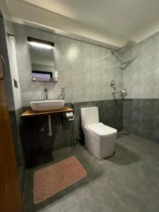 uma casa de banho com um WC e um lavatório em Karuna Hotel Patan Kathmandu em Patan