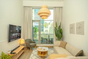 TV a/nebo společenská místnost v ubytování Downtown Oasis Luxury One-bed in Downtown Dubai