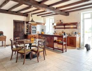 cocina con mesa y sillas en una habitación en Villa de 7 chambres avec piscine privee jardin clos et wifi a Saint Palais du Ne, 