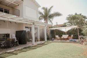 a house with a patio with a basketball hoop at בגג העמק - וילה in HaZore‘im