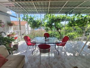 un patio con mesa y sillas en Apartment Ines, en Dubrovnik