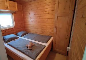Postel nebo postele na pokoji v ubytování Počitniška hiška v kampu Moravskih Toplic& vključeni dve kopalni karti na dan