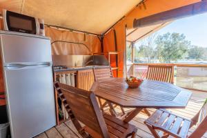 Kuchyň nebo kuchyňský kout v ubytování Camping Nature L'Airial