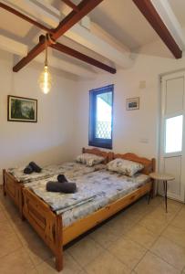 Un dormitorio con una cama grande en una habitación. en Cele's Garden, en Ohrid