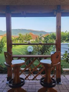 vistas a un porche con 2 sillas y una ventana en Cele's Garden, en Ohrid