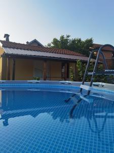 una piscina frente a una casa en Cele's Garden, en Ohrid