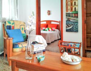 - un salon avec une table et un canapé dans l'établissement 3 bedrooms house at El Golfo Lanzarote 500 m away from the beach with furnished terrace and wifi, à El Golfo