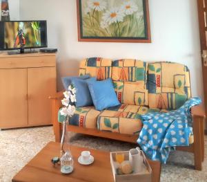 - un salon avec un canapé et une table basse dans l'établissement 3 bedrooms house at El Golfo Lanzarote 500 m away from the beach with furnished terrace and wifi, à El Golfo