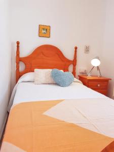 - une chambre avec un lit doté d'une tête de lit en bois dans l'établissement 3 bedrooms house at El Golfo Lanzarote 500 m away from the beach with furnished terrace and wifi, à El Golfo