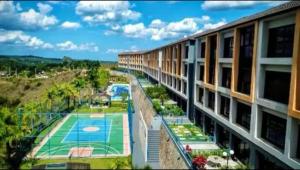 a view of a building with a tennis court at Apt Alto da Serra Villas - Bananeiras in Bananeiras