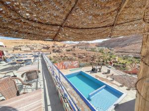 widok z góry ośrodka z basenem w obiekcie 6 bedrooms villa with city view private pool and enclosed garden at Ait Ben Haddou w mieście Ajt Bin Haddu