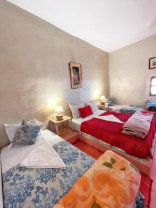 sypialnia z dwoma łóżkami i dwoma stołami w obiekcie 6 bedrooms villa with city view private pool and enclosed garden at Ait Ben Haddou w mieście Ajt Bin Haddu