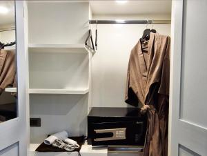 einen begehbaren Kleiderschrank mit einem Mantel und einer Schublade in der Unterkunft Biciclette hotel khaoyai in Ban Bung Toei