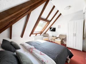 sypialnia z dużym łóżkiem na poddaszu w obiekcie Chalet MOOS w mieście Todtmoos