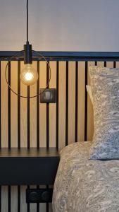 a lamp on a table next to a bed at Moderne F3 - 10 min aeroport CDG - Paris - Parc Astérix - Disneyland Paris - Tour Eiffel - Champs Elysée - 15 min Parc des expositions Villepinte - 10 min Le Bourget - 5 min du Golf international de Roissy- JO 2024 in Le Thillay