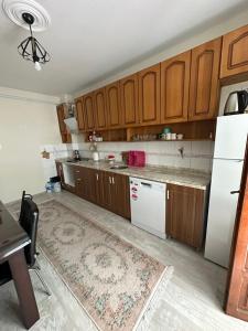 Kuchyň nebo kuchyňský kout v ubytování Trabzon Meydanın Göbeğinde Kiralık Daire