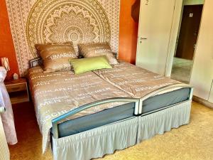 Un pat sau paturi într-o cameră la neXt doOr Donau Gästezimmer und Suite
