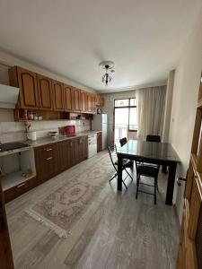 a kitchen with a table and chairs in a room at Trabzon Meydanın Göbeğinde Kiralık Daire in Trabzon