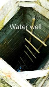 un pozo de agua con las palabras agua en él en Dreamer Resort en San Vicente