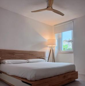 La casina Versilia في سيرافيزا: غرفة نوم مع سرير ومروحة سقف