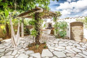 a patio with a hammock and a pergola at Villa de 90m² à 5 minutes de la mer, terrasse 50m² in Sainte-Maxime