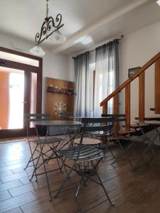 uma sala de jantar com uma mesa de vidro e cadeiras em Forese House em Rivisondoli