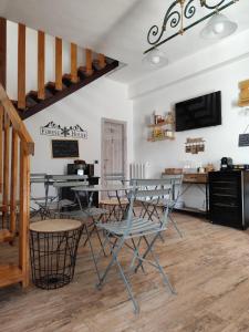 een eetkamer met een tafel en stoelen bij Forese House in Rivisondoli