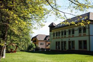 una grande casa bianca con finestre e un cortile di Casa Marta a Sîmbăta de Sus
