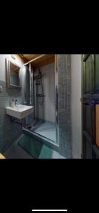 La salle de bains est pourvue d'un lavabo et d'une douche. dans l'établissement Nana holiday house, à Kaštela