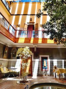 a building with a pool in the middle of a courtyard at Riad Zara Maison d'Hôtes in Marrakech