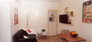 una sala de estar con un sofá y una mesa en Lou Pitchoun, en Saint-Aygulf