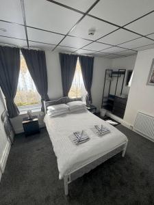 1 dormitorio con 1 cama con 2 toallas en The Mornington Hotel, en Blackpool