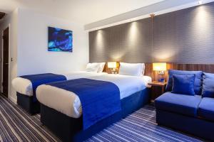 Tempat tidur dalam kamar di Holiday Inn Express Edinburgh Airport, an IHG Hotel