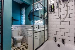 a bathroom with a tub and a toilet and a sink at Newly refurb 3 bed with parking in Stockton-on-Tees