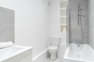 ロンドンにあるKennington Apartment E/Apartmentの白いバスルーム(トイレ、シャワー付)