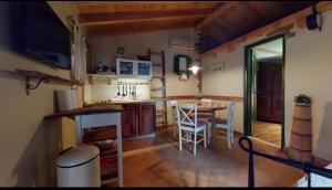 une cuisine avec une table et une salle à manger dans l'établissement Nana holiday house, à Kaštela