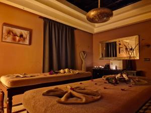 duas camas num quarto com sangue no chão em Palais-Riad Razala & Spa em Marrakech