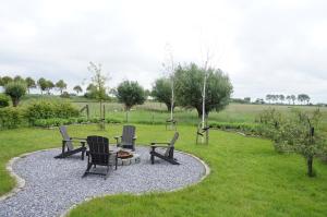 dos sillas y una mesa en un campo de hierba en Kustverhuur, 't Uusje Nieuwvliet, en Nieuwvliet